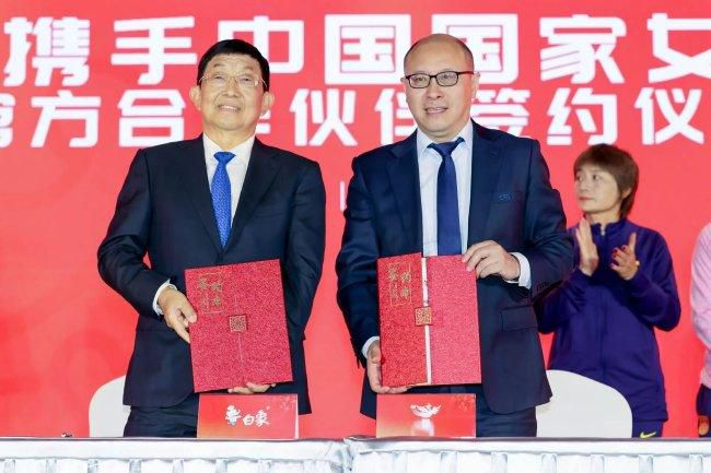 韩美晴认真道：常坤，我也希望你认真且郑重的考虑一下马岚，但你们两人的婚姻。